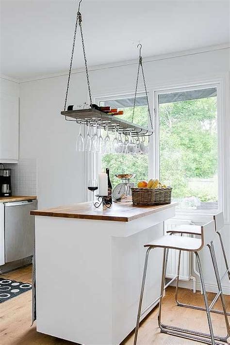 Hängande hylla över köksö med belysning: En stilren och praktisk lösning