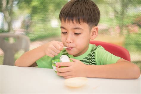 Hadi Makan Es Krim, Ternyata Manfaatnya Banyak Banget!