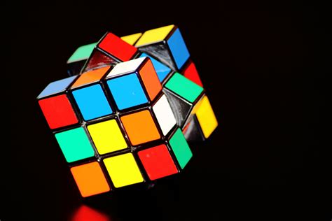 Hur löser man Rubiks kub? Den ultimata guiden för nybörjare