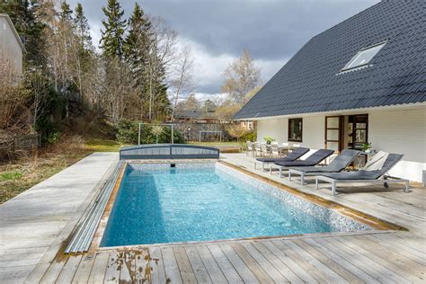 Hyra hus med pool i Sverige: Upplev sommarlyx på hemmaplan