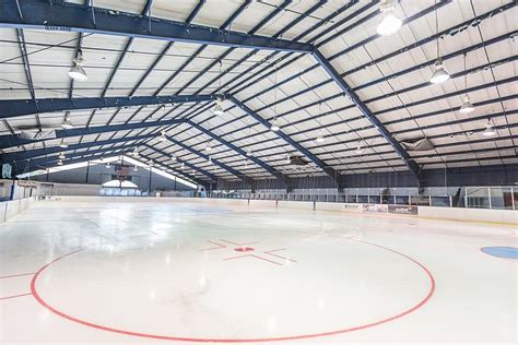 Jelajahi Arena Es Clary Anderson yang Menakjubkan: Destinasi Sempurna untuk Hoki dan Skating