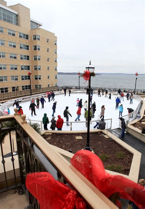 Jelajahi Pesona Edgewater Hotel Madison Ice Rink, Destinasi Musim Dingin yang Mengagumkan
