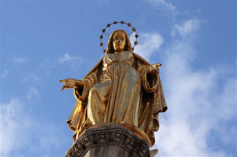 Jungfru Maria Staty: En Inspirerande Symbol för Tro och Andlighet