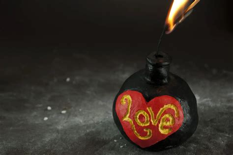 Kärleksbombning: Den farliga konsten att manipulera med kärlek