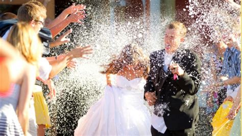 Kasta ris på bröllop: En tradition fylld av lycka och välsignelser