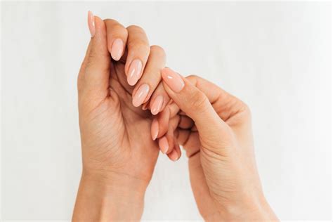 Kløften af pleje: Alt hvad du behøver at vide om neglelak, når du har skrøbelige negle