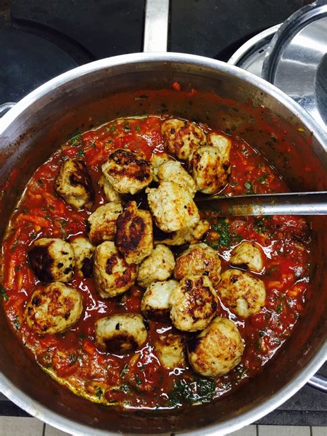 Kycklingbullar i tomatsås: Mer än bara en maträtt, en själsfrände