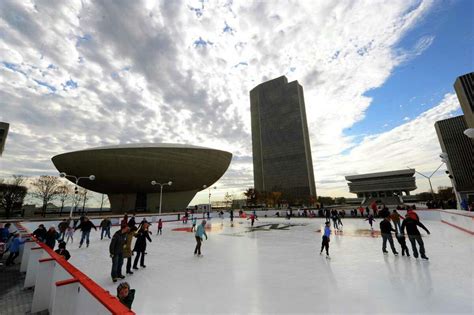 Memikat! Pesona Ice Skating Empire Plaza Albany yang Memukau