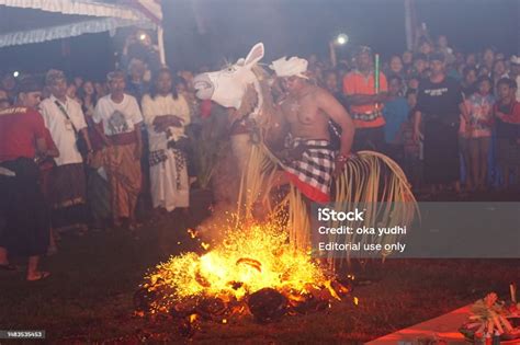 Menari di Atas Api dan Es