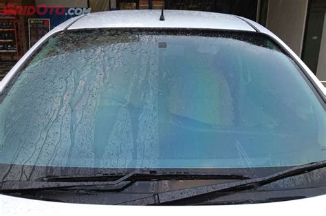 Mencegah Es di Kaca Depan Mobil: Panduan Lengkap