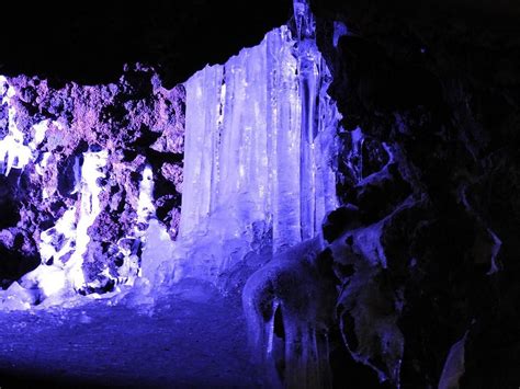 Menjelajahi Keajaiban Narusawa Ice Cave: Kisah Emosional dari Harapan dan Ketahanan