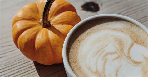 Meracik Sendiri Es Pumpkin Spice Latte untuk Menyambut Hangatnya Musim Gugur