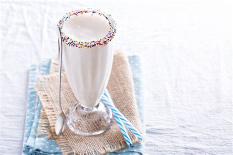 Nikmatnya Milkshake Stroberi Tanpa Es Krim, Cobalah Resep Rahasia Ini!