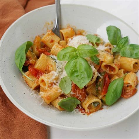 Pasta med zucchini och tomat: Det perfekta sommarreceptet