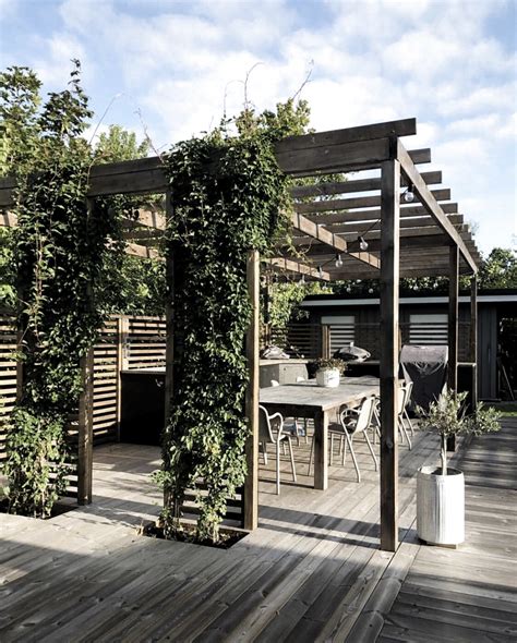 Pergola med tak och väggar - förläng sommaren och skapa en oas i trädgården