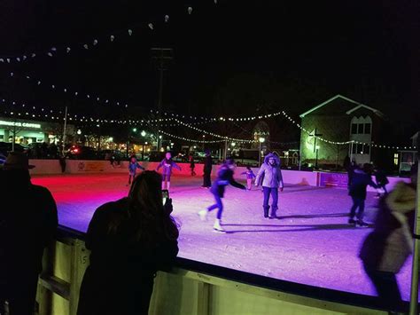 Pertunjukan Es Menakjubkan di Farmington Hills Ice Arena Michigan