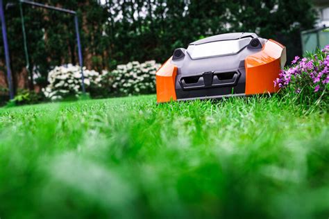 Robotgräsklipparen för den lilla gräsmattan – Njut av en perfekt klippt gräsmatta utan ansträngning