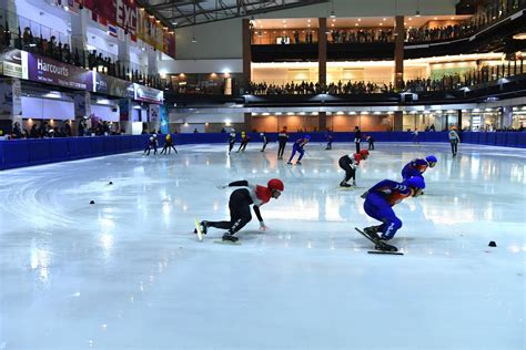 Sensasi Meluncur di Hamparan Es Embarcadero Ice Skating Rink, Destinasi Liburan Keluarga yang Menyenangkan