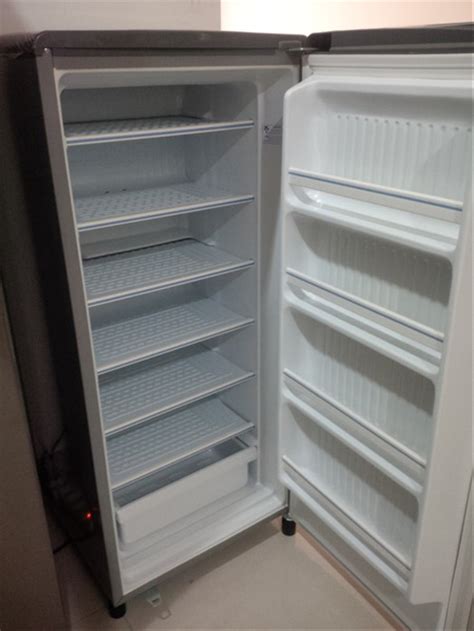 Solusi Hemat Tempat: Kulkas Slim Freezer dengan Pembuat Es