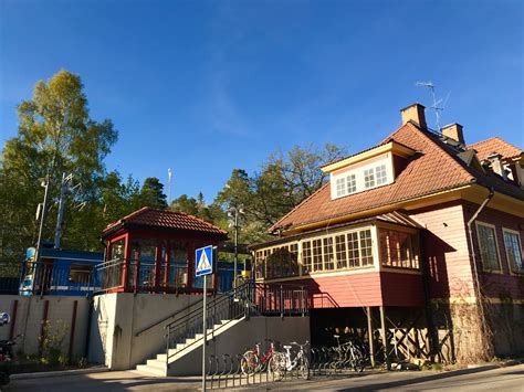 Stationshuset Saltsjöbaden: Ett Historiskt Landmärke och Modern Knuthpunkt