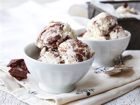 Sugar-Free Cookies and Cream Ice Cream: A Sweet Treat for Health-Conscious Individuals