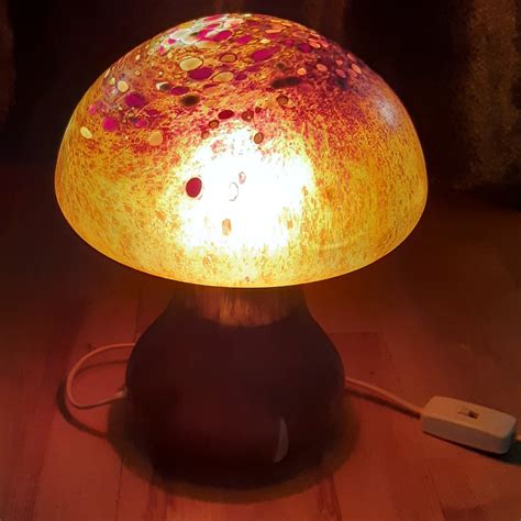 Svamplampa Kosta Boda: En unik skapelse av glaskonst
