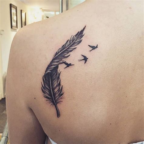 Tatuering Fjäder Betydelse: En Symbol för Styrka, Mod och Transformation