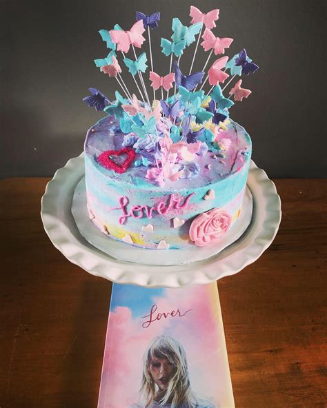 Taylor Swifts Ice Cream Cake: A Sweet Treat for the Soul