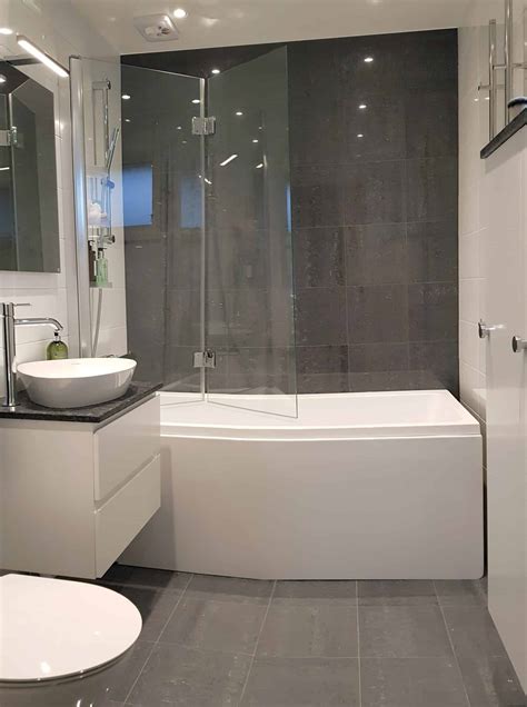 Uppgradera ditt badrum med inbyggt badkar med duschvägg