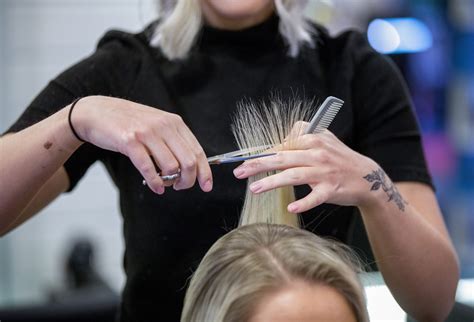 Upplev en hårresa som förvandlar: Resan till frisör Enskede
