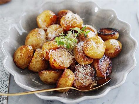 Upptäck den oemotståndliga charmen med potatis i ugn med parmesan