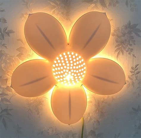 Vägglampa Blomma: Ljus och skugga i hemmet