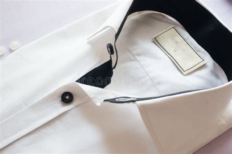 Vit skjorta med svarta knappar: En guide till hur du väljer rätt skjorta