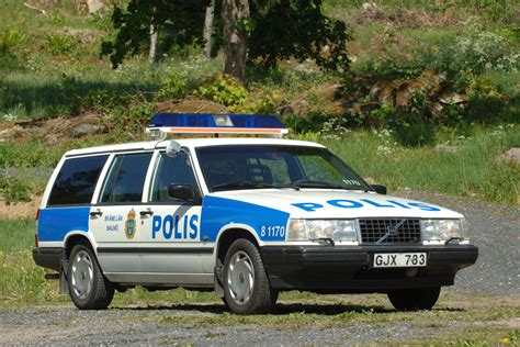 Volvo 945 Polisbil: Kendaraan Andalan Kepolisian Swedia yang Teruji Kokoh dan Handal