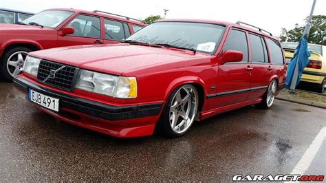 Volvo 945 Röd: En ikonisk bil med stil, säkerhet och mångsidighet