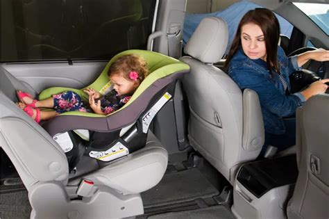 Vridbar bilbarnstol: En guide till ett säkrare och bekvämare bilresande