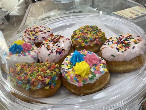 Yonutz Donuts dan Es Krim - Matahari Terbit: Cita Rasa Kehidupan yang Manis