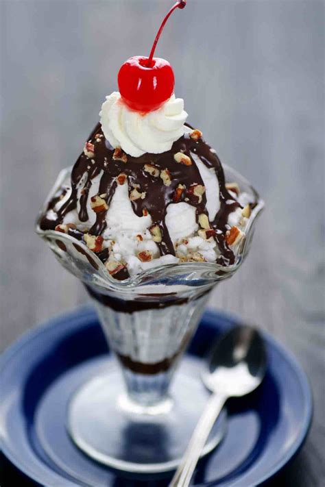 calories in a ice cream sundae
