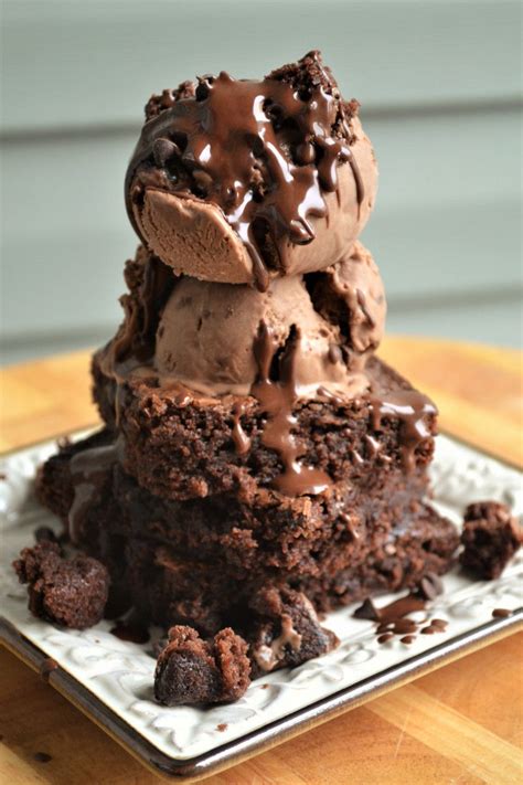 chocolate brownie with ice cream