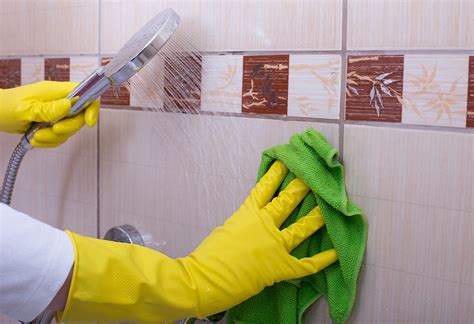 cleaning bathroom tile