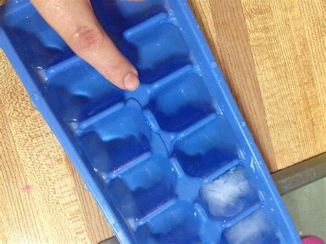 filling ice cubes