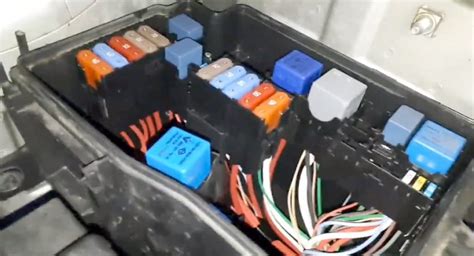 fuse box on vauxhall vivaro 