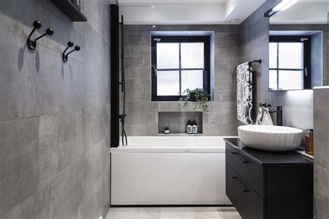 grått och svart badrum