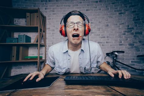 Guy Searches For A Walkthrough Of Game While Streaming