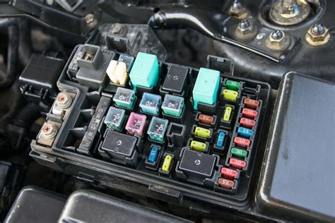 how does a car fuse box get power 
