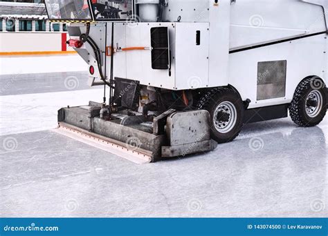 ice smoothing machine for a hockey rink