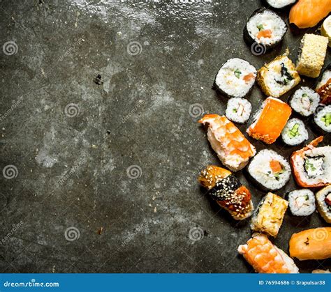 olika sushi rullar
