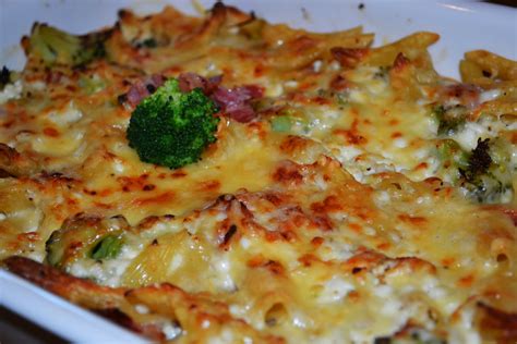 pastagratäng med bacon och broccoli