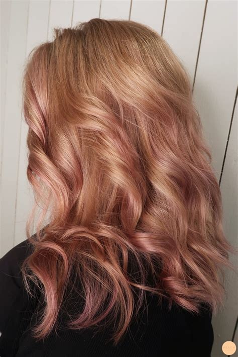 rosa slingor i blont hår