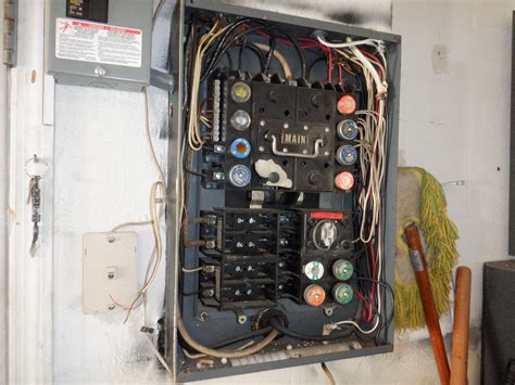 small residential fuse box 